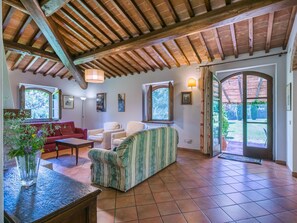 Una televisión, una chimenea