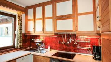 Kühlschrank, Ofen, Geschirrspüler, Hochstuhl