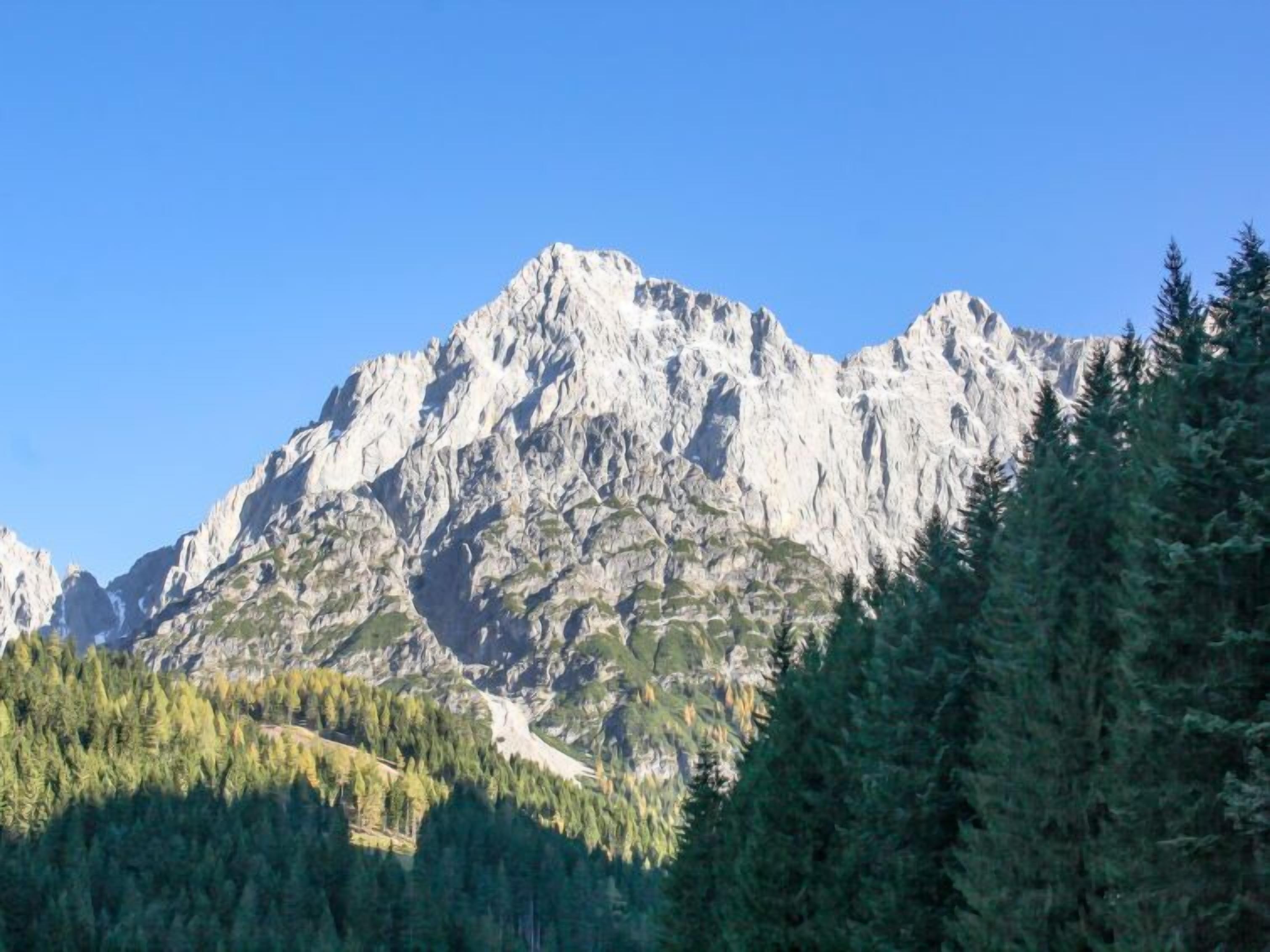 Una montagna sotto un cielo sereno.