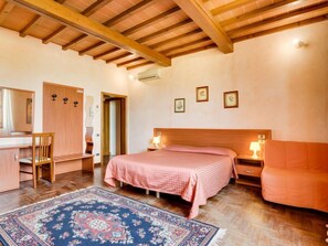 3 bedrooms, iron/ironing board, WiFi