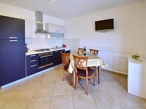 Fridge, oven, dishwasher, cookware/dishes/utensils