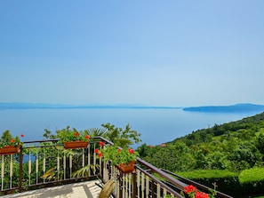 A balcony with a view of a calm lake and distant mountains. - Apartment Laurus by Interhome (Lovran/Tuliševica)