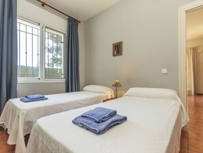2 soverom, skrivebord og internettilgang