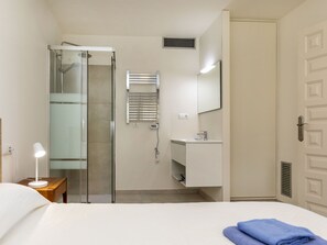 2 chambres, bureau, accès à Internet