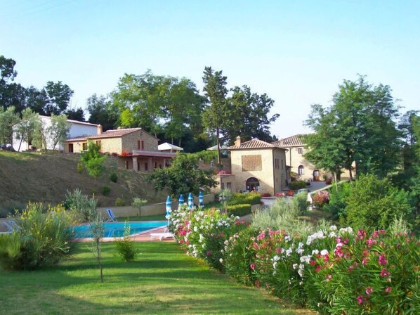 A residential area with houses, a swimming pool, and well-maintained gardens. - Stregaia by Interhome (Volterra)