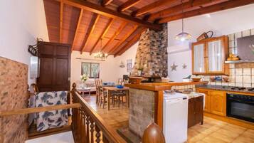 Een koelkast, een magnetron, een oven, een vaatwasser