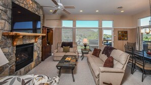 House, Multiple Beds, Fireplace | Living room - Amazing View (McHenry)