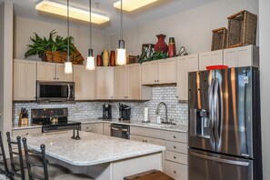 House, Multiple Beds, Fireplace | Private kitchen - Amazing View (McHenry)