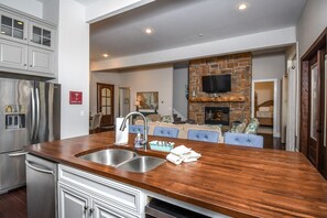 House, Multiple Beds | Private kitchen | Full-size fridge, dishwasher, coffee/tea maker - Biltmore Chalet (McHenry)