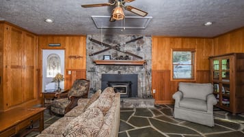 House, 2 Queen Beds, Fireplace | Living room | 42-inch flat-screen TV with cable channels, TV