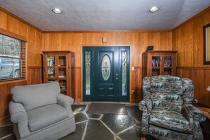 Rumah, 2 Tempat Tidur Queen, perapian | Ruang keluarga | Televisi layar datar 42-inci dengan saluran TV kabel dan TV