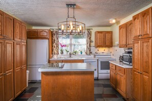 House, 2 Queen Beds, Fireplace | Private kitchen | Microwave, oven, stovetop - Shamrock Lodge (Oakland)