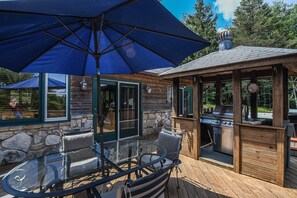 House, 2 Queen Beds, Fireplace | Balcony