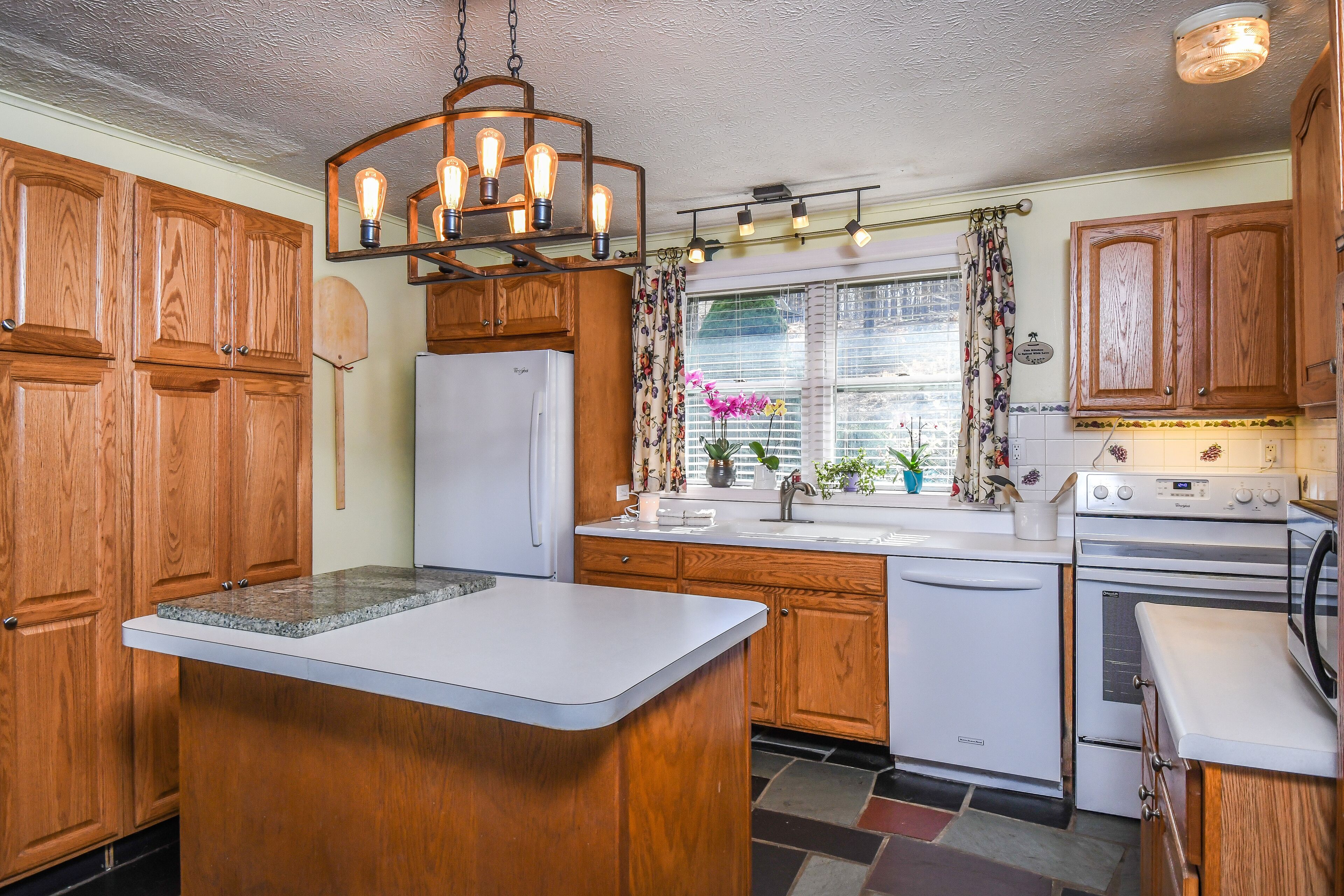 House, 2 Queen Beds, Fireplace | Private kitchen | Microwave, oven, stovetop