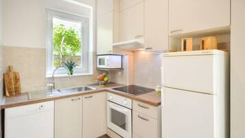 Réfrigérateur, micro-ondes, four, lave-vaisselle