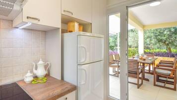 Jääkaappi, mikroaaltouuni, uuni, astianpesukone