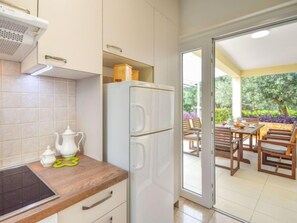 Kühlschrank, Mikrowelle, Ofen, Geschirrspüler