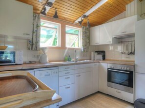 Kühlschrank, Mikrowelle, Ofen, Hochstuhl