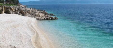 Una spiaggia nelle vicinanze