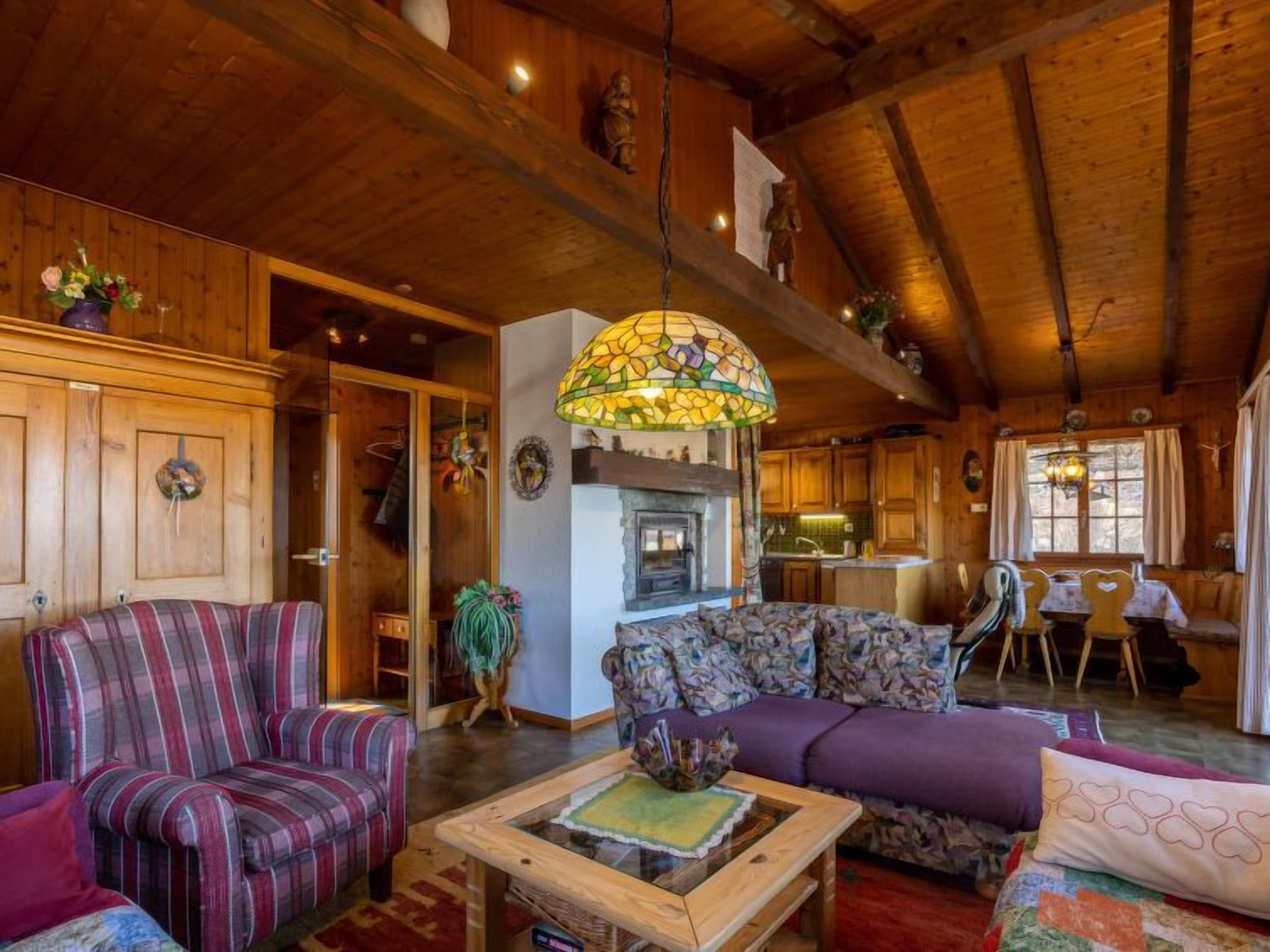 Télévision, cheminée, lecteur de DVD