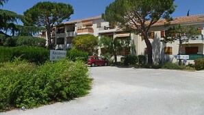A residential area with a sign for 'Residence le Vieux' and 'Provence Village'. - Le Village by Interhome (Saint Cyr sur mer Les Lecques)