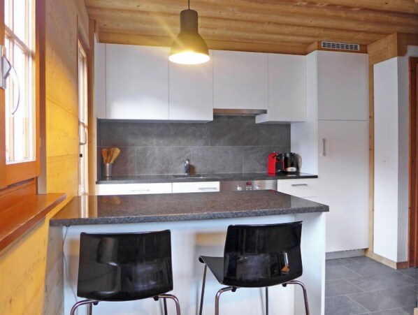 Jääkaappi, uuni, astianpesukone, keittoastiat/astiat/ruokailuvälineet