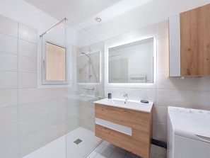 Bathroom - Brive 1 by Interhome (Vaux Sur Mer)