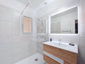 Bathroom - Brive 1 by Interhome (Vaux Sur Mer)