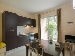 Kühlschrank, Ofen, Kochgeschirr/Geschirr/Besteck