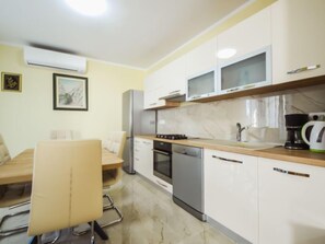 Fridge, oven, dishwasher, cookware/dishes/utensils