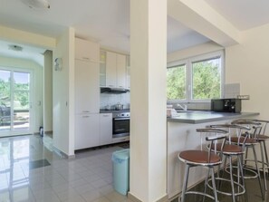 Kühlschrank, Ofen, Geschirrspüler, Kochgeschirr/Geschirr/Besteck