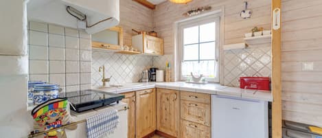 Fridge, microwave, dishwasher, cookware/dishes/utensils