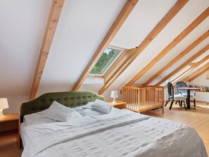 1 bedroom, desk, Internet