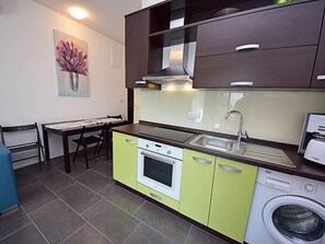 Réfrigérateur, four, batterie de cuisine, vaisselle et ustensiles