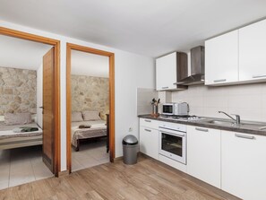 Kjøleskap, mikrobølgeovn, ovn og høy barnestol