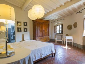 6 bedrooms, iron/ironing board, free internet