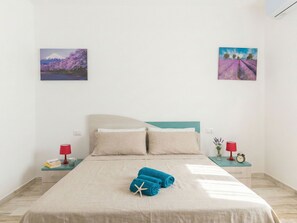 2 bedrooms, iron/ironing board, WiFi