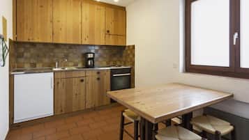 Refrigerador, horno y utensilios de cocina