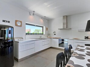 ثلاجة، ميكروويف، فرن، غسالة أطباق