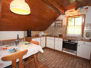 Frigorífic, forn i utensilis de cuina, vaixella i coberteria