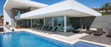 UppvÀrmd pool