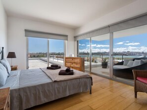 5 bedrooms, desk, free Internet - Villa Vogue by Interhome (Ferragudo)