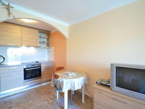 Fridge, oven, cookware/dishes/utensils