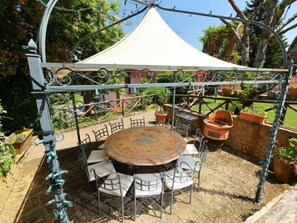 تناول الطعام بالخارج