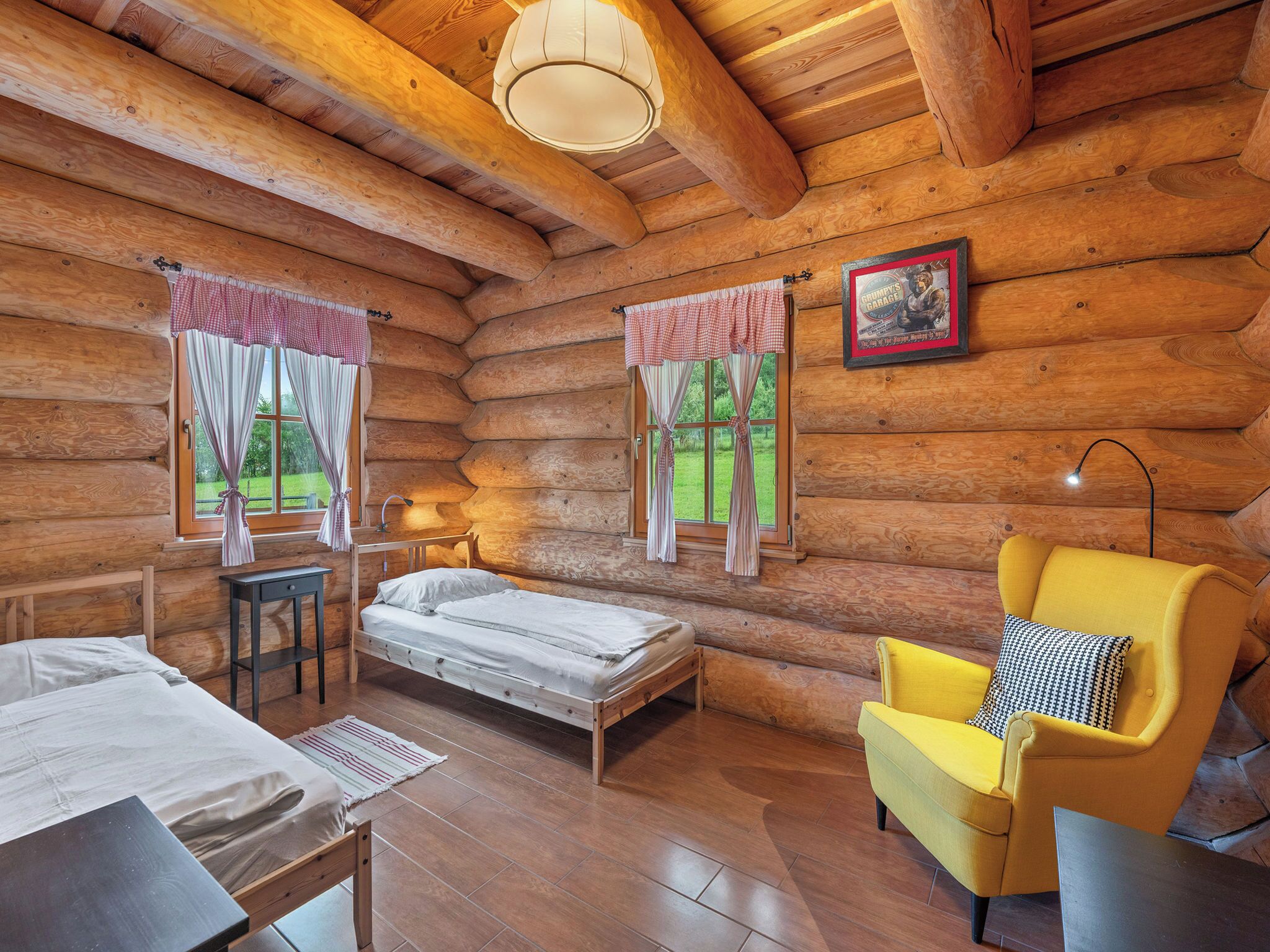 4 多间卧室、办公桌