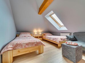 2 bedrooms, iron/ironing board, WiFi