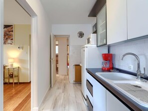 Kühlschrank, Mikrowelle, Ofen, Kochgeschirr/Geschirr/Besteck