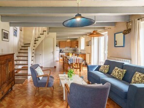 Televisión de pantalla plana y chimenea 