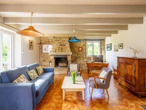 Televisión de pantalla plana y chimenea 