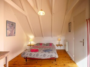 2 bedrooms, desk, free internet